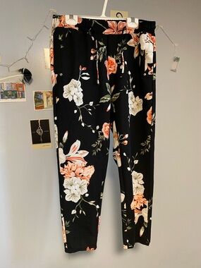 Women’s Black Floral Pull-On Jogger Pants